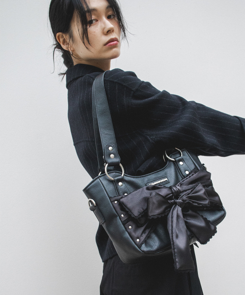 IUGAMAKARAS(イウガマカラス)の「Laced Ribbon Leather Shoulder Bag (Black)(ショルダーバッグ・レディース・その他・FREE)」の3枚目の写真