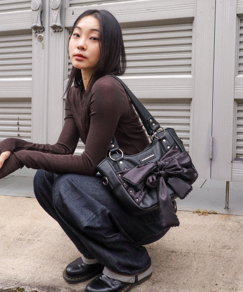 IUGAMAKARAS(イウガマカラス)の「Laced Ribbon Leather Shoulder Bag (Black)(ショルダーバッグ・レディース・その他・FREE)」の6枚目の写真