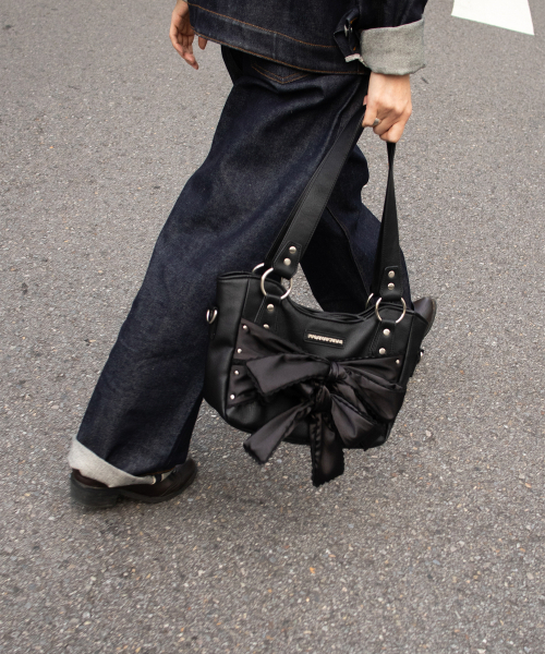 IUGAMAKARAS(イウガマカラス)の「Laced Ribbon Leather Shoulder Bag (Black)(ショルダーバッグ・レディース・その他・FREE)」の7枚目の写真