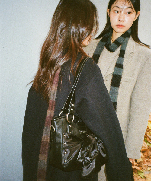 IUGAMAKARAS(イウガマカラス)の「Laced Ribbon Leather Shoulder Bag (Black)(ショルダーバッグ・レディース・その他・FREE)」の9枚目の写真