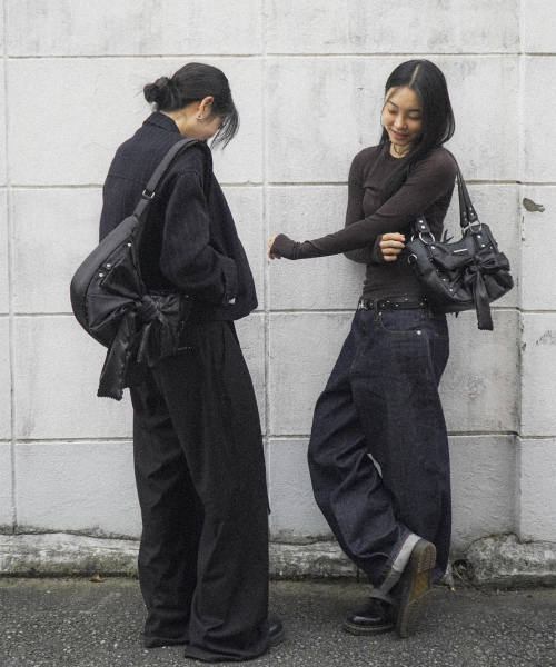 IUGAMAKARAS(イウガマカラス)の「Laced Ribbon Leather Shoulder Bag (Black)(ショルダーバッグ・レディース・その他・FREE)」の10枚目の写真