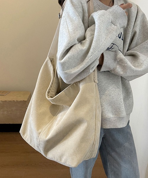 Miniministore(ミニミニストア)の「コーデュロイショルダーバッグ大きめ韓国風(ショルダーバッグ・レディース・ライトベージュ/ブラック/カーキ/キャメル・FREE)」の1枚目の写真