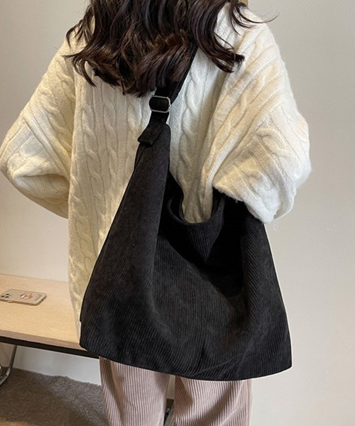 Miniministore(ミニミニストア)の「コーデュロイショルダーバッグ大きめ韓国風(ショルダーバッグ・レディース・ライトベージュ/ブラック/カーキ/キャメル・FREE)」の2枚目の写真