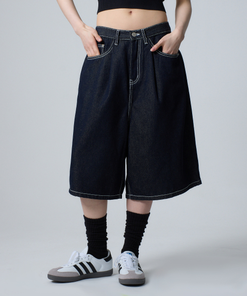UNKNOWN PLANET(アンノウンプラネット)の「ライジ バミューダ ワンタック ワイドデニムショーツ インディゴ(その他パンツ・レディース・その他・MEDIUM/LARGE/SMALL)」の1枚目の写真