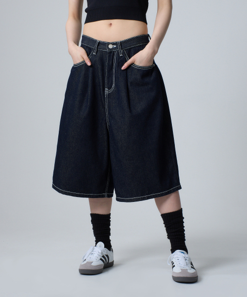 UNKNOWN PLANET(アンノウンプラネット)の「ライジ バミューダ ワンタック ワイドデニムショーツ インディゴ(その他パンツ・レディース・その他・MEDIUM/LARGE/SMALL)」の2枚目の写真