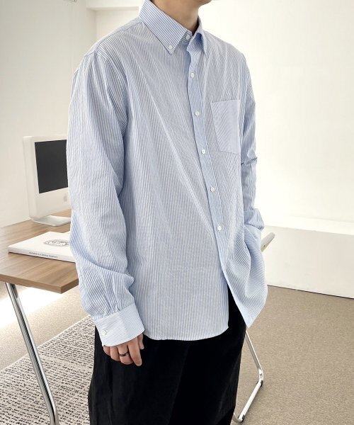 YOUNEEDGARMENTS(ユーニーズガーメンツ)の「コットンリラックスドシャーリングシャツ(ブルーストライプ)(シャツ/ブラウス・メンズ・その他・40/38)」の1枚目の写真