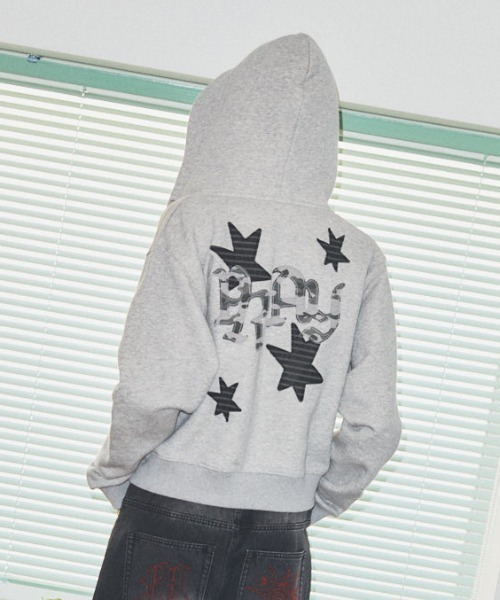 MAHAGRID(マハグリッド)の「『mahagrid/マハグリッド』 PRAY APPLIQUE CROP ZIP UP HOODIE/プレイ短丈ジップアップパーカー(スウェット・レディース・ブラック/チャコールグレー/グレー・FREE)」の4枚目の写真