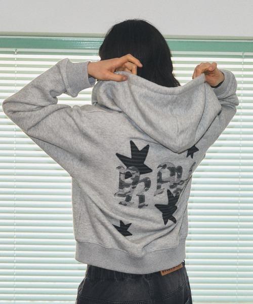 MAHAGRID(マハグリッド)の「『mahagrid/マハグリッド』 PRAY APPLIQUE CROP ZIP UP HOODIE/プレイ短丈ジップアップパーカー(スウェット・レディース・ブラック/チャコールグレー/グレー・FREE)」の5枚目の写真