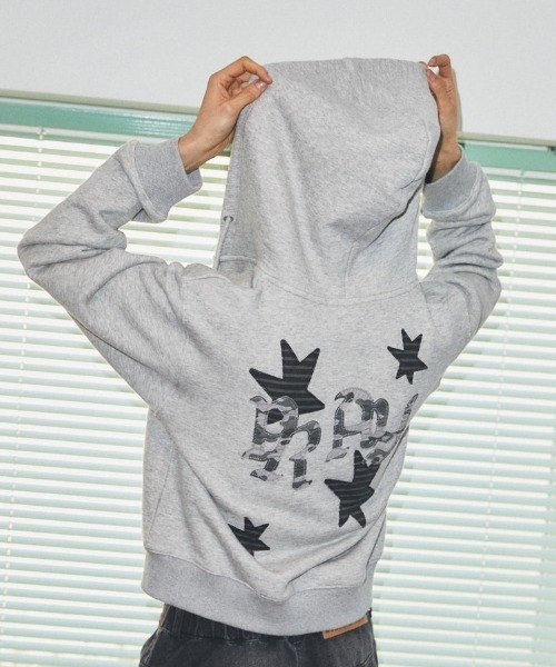 MAHAGRID(マハグリッド)の「『mahagrid/マハグリッド』 PRAY APPLIQUE CROP ZIP UP HOODIE/プレイ短丈ジップアップパーカー(スウェット・レディース・ブラック/チャコールグレー/グレー・FREE)」の6枚目の写真