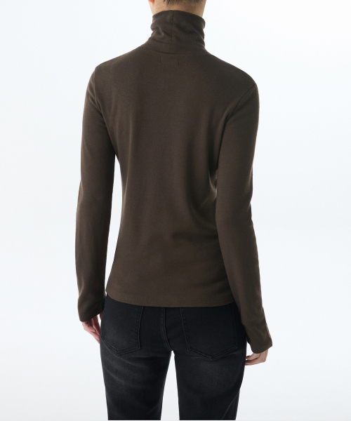 MUSINSA STANDARD WOMAN（ムシンサスタンダードウーマン）の「[ヒートタンダード] ウィメンズ裏起毛スリムタートルネック長袖Tシャツ [ダークブラウン]（Tシャツ/カットソー・レディース・その他・X-SMALL/LARGE/MEDIUM/SMALL）」の2枚目の写真