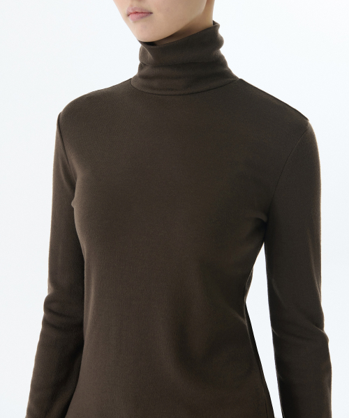 MUSINSA STANDARD WOMAN（ムシンサスタンダードウーマン）の「[ヒートタンダード] ウィメンズ裏起毛スリムタートルネック長袖Tシャツ [ダークブラウン]（Tシャツ/カットソー・レディース・その他・X-SMALL/LARGE/MEDIUM/SMALL）」の3枚目の写真