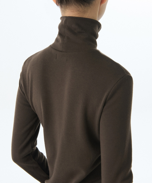 MUSINSA STANDARD WOMAN（ムシンサスタンダードウーマン）の「[ヒートタンダード] ウィメンズ裏起毛スリムタートルネック長袖Tシャツ [ダークブラウン]（Tシャツ/カットソー・レディース・その他・X-SMALL/LARGE/MEDIUM/SMALL）」の4枚目の写真
