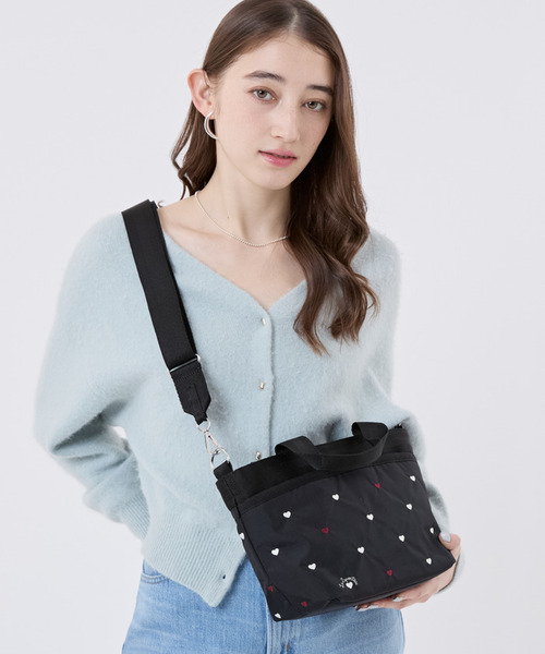 LeSportsac(レスポートサック)の「SMALL BUCKET TOTE レッド/ホワイトハートEMB(トートバッグ・レディース・ブラック・FREE)」の1枚目の写真