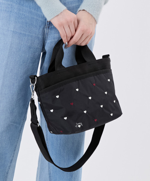 LeSportsac(レスポートサック)の「SMALL BUCKET TOTE レッド/ホワイトハートEMB(トートバッグ・レディース・ブラック・FREE)」の2枚目の写真