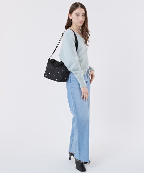 LeSportsac(レスポートサック)の「SMALL BUCKET TOTE レッド/ホワイトハートEMB(トートバッグ・レディース・ブラック・FREE)」の3枚目の写真