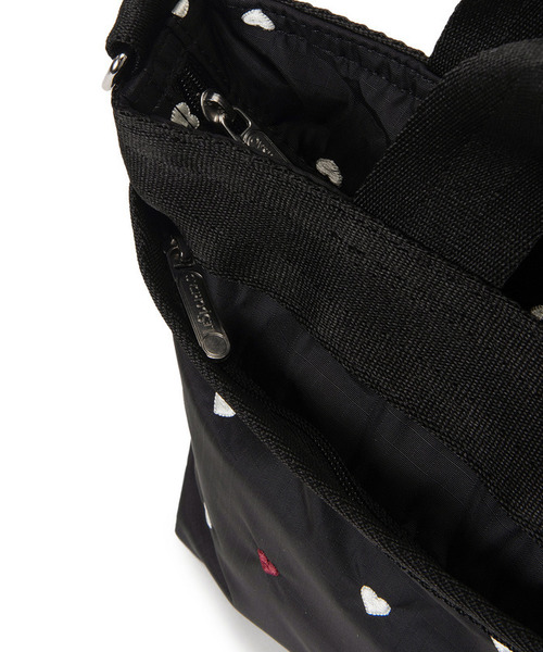 LeSportsac(レスポートサック)の「SMALL BUCKET TOTE レッド/ホワイトハートEMB(トートバッグ・レディース・ブラック・FREE)」の8枚目の写真