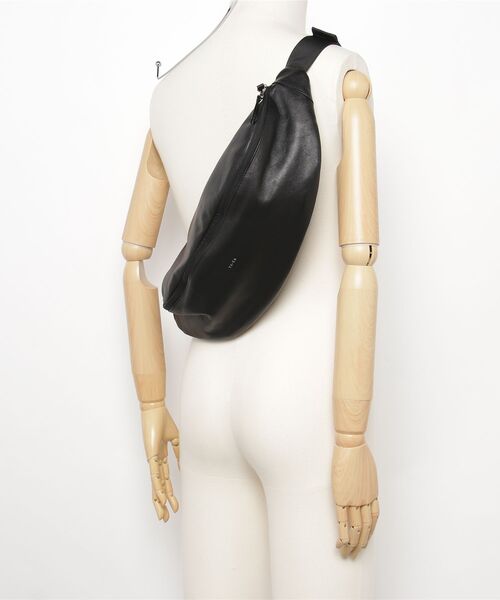 YArKA（ヤーカ）の「【YArKA/ヤーカ】real leather big size body bag [malhaut2] / 横長ウエストポーチ（ボディバッグ/ウエストポーチ・メンズ・ブラック・FREE）」の19枚目の写真