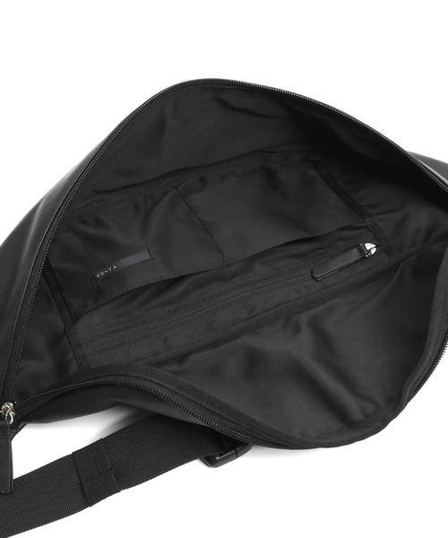 YArKA（ヤーカ）の「【YArKA/ヤーカ】real leather big size body bag [malhaut2] / 横長ウエストポーチ（ボディバッグ/ウエストポーチ・メンズ・ブラック・FREE）」の7枚目の写真