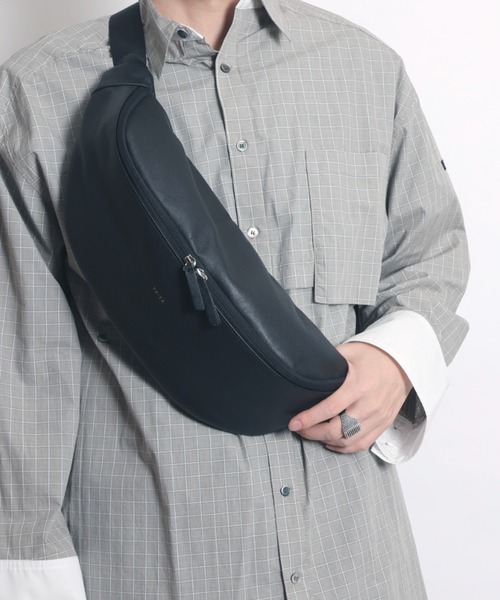 YArKA（ヤーカ）の「【YArKA/ヤーカ】real leather big size body bag [malhaut2] / 横長ウエストポーチ（ボディバッグ/ウエストポーチ・メンズ・ブラック・FREE）」の8枚目の写真