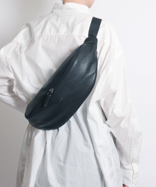 YArKA（ヤーカ）の「【YArKA/ヤーカ】real leather big size body bag [malhaut2] / 横長ウエストポーチ（ボディバッグ/ウエストポーチ・メンズ・ブラック・FREE）」の14枚目の写真