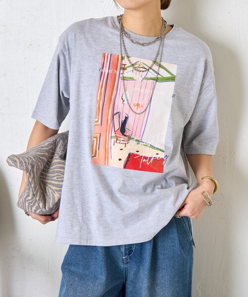 Jena espace merveilleux(ジェナ エスパスメルヴェイユ)の「【着るだけ主役】アートプリントスリットT(Tシャツ/カットソー・レディース・オフホワイト/グレー・FREE)」の2枚目の写真