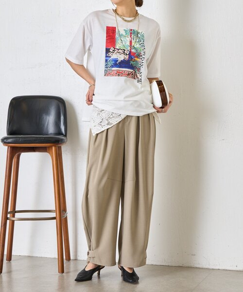 Jena espace merveilleux(ジェナ エスパスメルヴェイユ)の「【着るだけ主役】アートプリントスリットT(Tシャツ/カットソー・レディース・オフホワイト/グレー・FREE)」の3枚目の写真