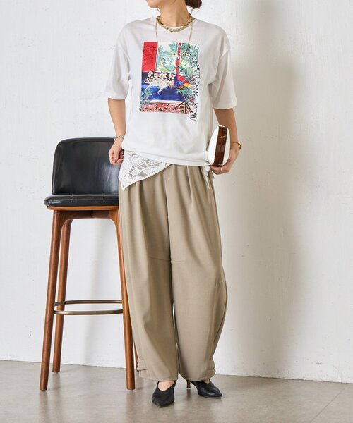 Jena espace merveilleux(ジェナ エスパスメルヴェイユ)の「【着るだけ主役】アートプリントスリットT(Tシャツ/カットソー・レディース・オフホワイト/グレー・FREE)」の4枚目の写真