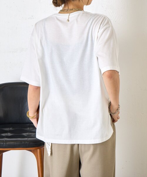 Jena espace merveilleux(ジェナ エスパスメルヴェイユ)の「【着るだけ主役】アートプリントスリットT(Tシャツ/カットソー・レディース・オフホワイト/グレー・FREE)」の14枚目の写真
