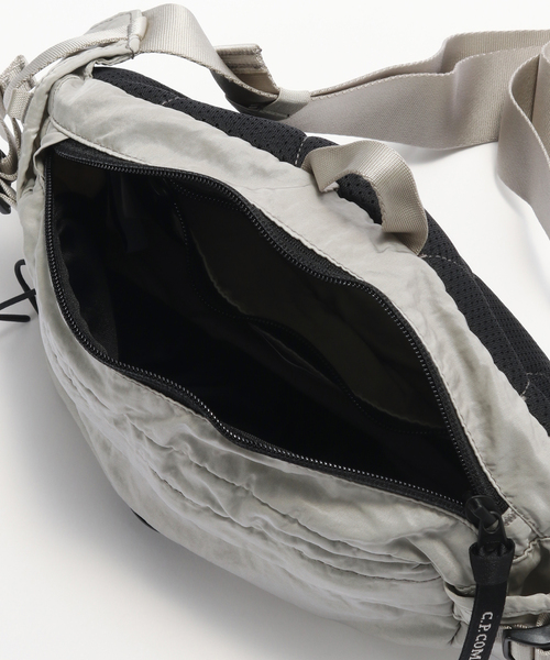 C.P. COMPANY（シーピーカンパニー）の「C.P.Company / シーピーカンパニー NYLON B WAISTBAG（ボディバッグ/ウエストポーチ・メンズ・ブルー系その他/イエロー/グレー・FREE）」の7枚目の写真