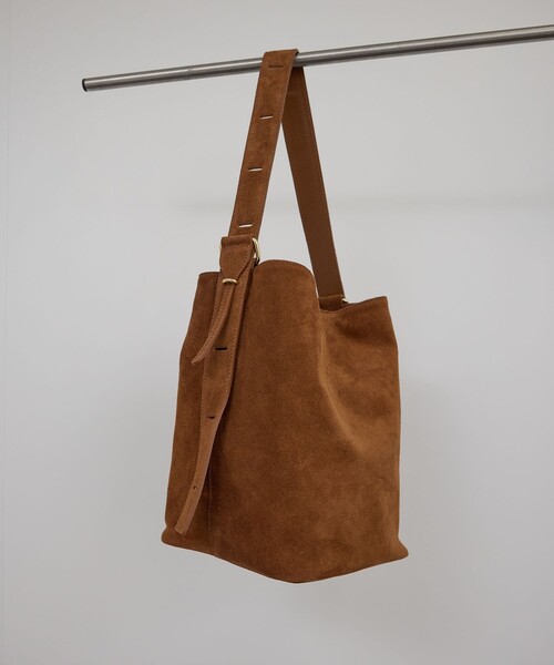 SALON adam et rope'（サロン アダム エ ロペ）の「【AULENTTI（オーレンティ）】BUCKETBAG2（ショルダーバッグ・レディース・キャメル・FREE）」の3枚目の写真