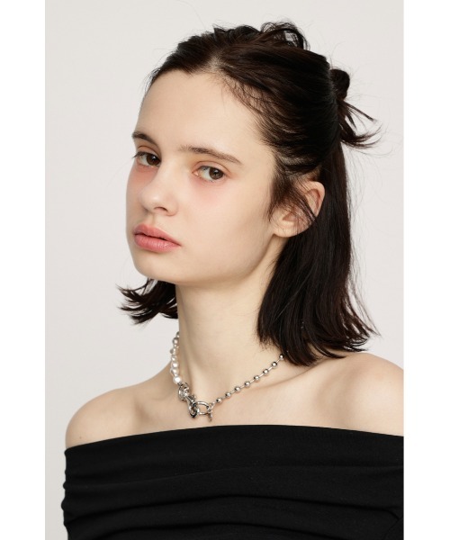 SLY（スライ）の「CHUNKY ROCK F/PEARL CHOKER チャンキーロックフェイクパールチョーカー（チョーカー・レディース・シルバー・FREE）」の5枚目の写真