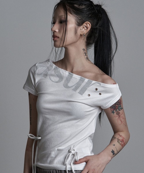 as you are(アズユーアー)の「◇ASYOUARE◇パンチング アンバランス オフショルダー Tシャツ PUNCHING UNBALANCE OFF-SHOULDER T-SHIRT(Tシャツ/カットソー・レディース・ホワイト/ブラック/グレー・FREE)」の2枚目の写真