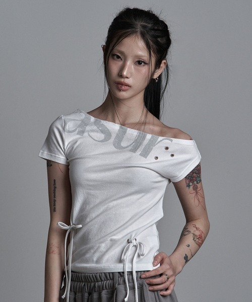 as you are(アズユーアー)の「◇ASYOUARE◇パンチング アンバランス オフショルダー Tシャツ PUNCHING UNBALANCE OFF-SHOULDER T-SHIRT(Tシャツ/カットソー・レディース・ホワイト/ブラック/グレー・FREE)」の6枚目の写真