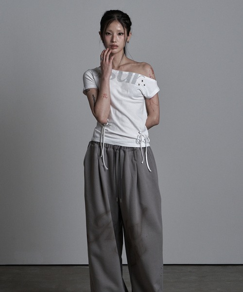 as you are(アズユーアー)の「◇ASYOUARE◇パンチング アンバランス オフショルダー Tシャツ PUNCHING UNBALANCE OFF-SHOULDER T-SHIRT(Tシャツ/カットソー・レディース・ホワイト/ブラック/グレー・FREE)」の14枚目の写真