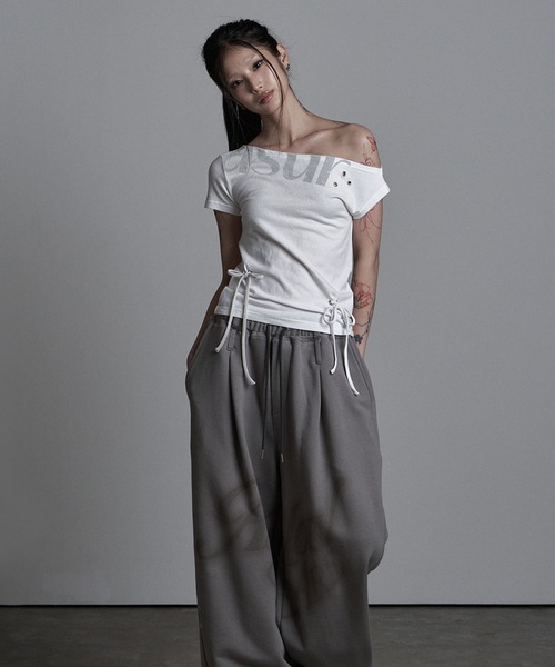 as you are(アズユーアー)の「◇ASYOUARE◇パンチング アンバランス オフショルダー Tシャツ PUNCHING UNBALANCE OFF-SHOULDER T-SHIRT(Tシャツ/カットソー・レディース・ホワイト/ブラック/グレー・FREE)」の15枚目の写真
