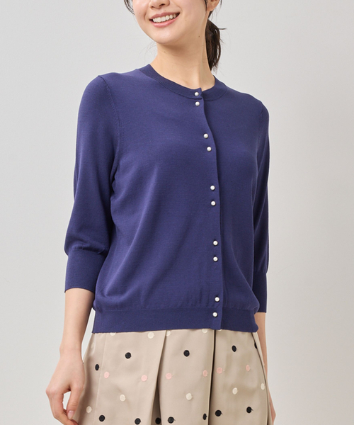 NARACAMICIE（ナラカミーチェ）の「【NARACAMICIE】パール釦クルーネックカーディガン（カーディガン/ボレロ・レディース・ブルー/ホワイト/ネイビー・M/XL）」の3枚目の写真