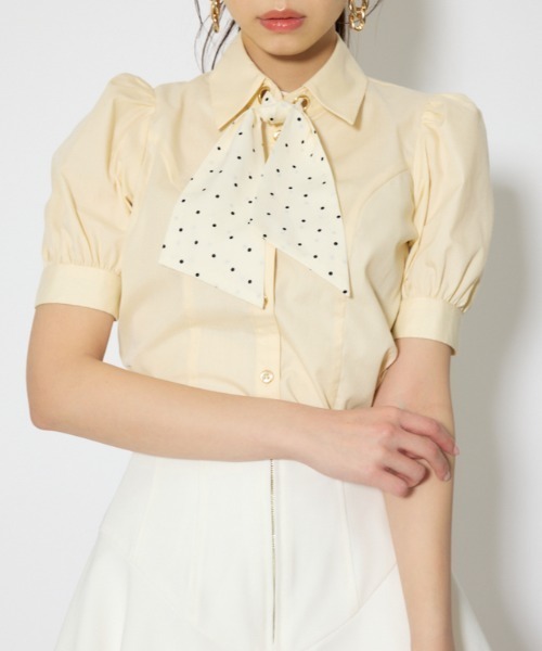 rienda(リエンダ)の「【森香澄さん着用】スカーフ付きハーフスリーブブラウス 春服(シャツ/ブラウス・レディース・ブルー/ライトイエロー/ホワイト・FREE)」の1枚目の写真