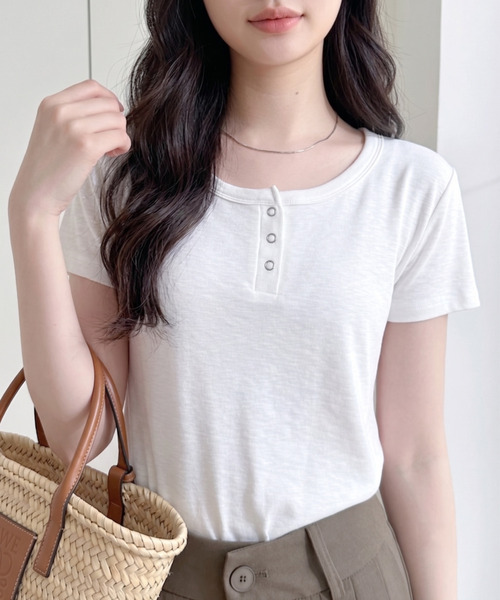 Ada.(エイダ)の「リングドットボタン付き ショート丈ヘンリーネック 半袖Tシャツ(Tシャツ/カットソー・レディース・ブラック/ブラウン/ライトグレー/ホワイト・FREE)」の2枚目の写真