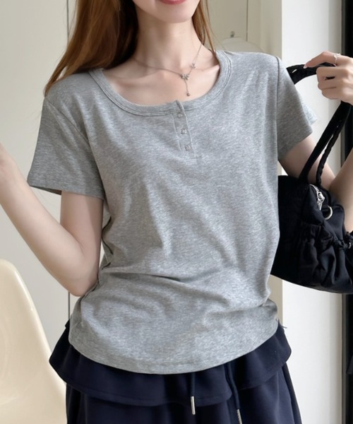Ada.(エイダ)の「リングドットボタン付き ショート丈ヘンリーネック 半袖Tシャツ(Tシャツ/カットソー・レディース・ブラック/ブラウン/ライトグレー/ホワイト・FREE)」の3枚目の写真