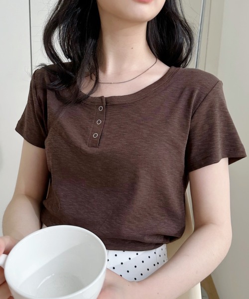 Ada.(エイダ)の「リングドットボタン付き ショート丈ヘンリーネック 半袖Tシャツ(Tシャツ/カットソー・レディース・ブラック/ブラウン/ライトグレー/ホワイト・FREE)」の12枚目の写真