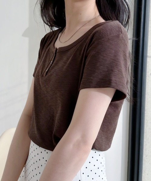 Ada.(エイダ)の「リングドットボタン付き ショート丈ヘンリーネック 半袖Tシャツ(Tシャツ/カットソー・レディース・ブラック/ブラウン/ライトグレー/ホワイト・FREE)」の16枚目の写真