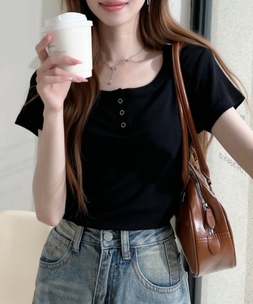 Ada.(エイダ)の「リングドットボタン付き ショート丈ヘンリーネック 半袖Tシャツ(Tシャツ/カットソー・レディース・ブラック/ブラウン/ライトグレー/ホワイト・FREE)」の7枚目の写真