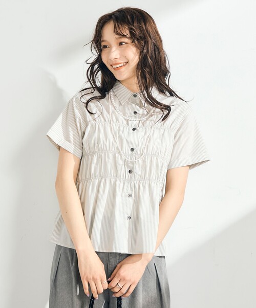 fredy emue（フレディエミュ）の「シャーリング半袖シャツ（シャツ/ブラウス・レディース・ネイビー/ブルー系その他/イエロー/ベージュ系その他/オフホワイト・38）」の2枚目の写真