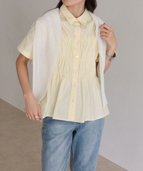 fredy emue（フレディエミュ）の「シャーリング半袖シャツ（シャツ/ブラウス・レディース・ネイビー/ブルー系その他/イエロー/ベージュ系その他/オフホワイト・38）」の5枚目の写真