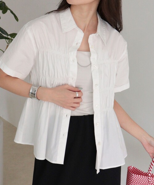 fredy emue（フレディエミュ）の「シャーリング半袖シャツ（シャツ/ブラウス・レディース・ネイビー/ブルー系その他/イエロー/ベージュ系その他/オフホワイト・38）」の12枚目の写真