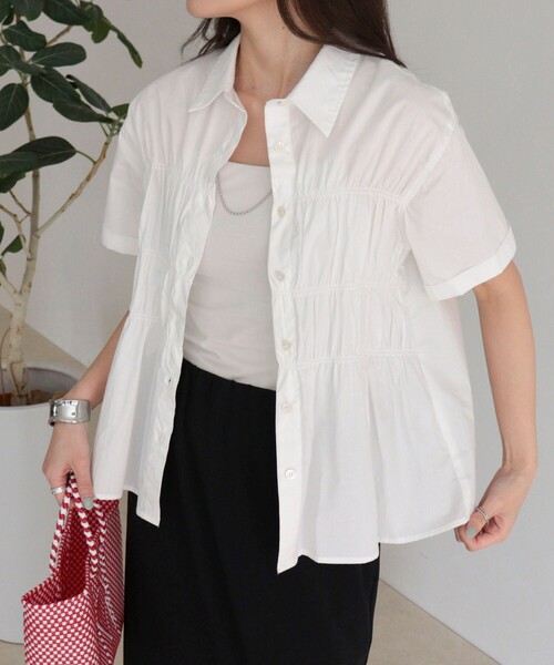 fredy emue（フレディエミュ）の「シャーリング半袖シャツ（シャツ/ブラウス・レディース・ネイビー/ブルー系その他/イエロー/ベージュ系その他/オフホワイト・38）」の14枚目の写真