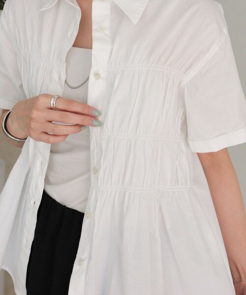 fredy emue（フレディエミュ）の「シャーリング半袖シャツ（シャツ/ブラウス・レディース・ネイビー/ブルー系その他/イエロー/ベージュ系その他/オフホワイト・38）」の15枚目の写真