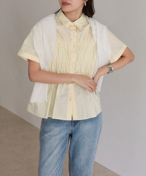 fredy emue（フレディエミュ）の「シャーリング半袖シャツ（シャツ/ブラウス・レディース・ネイビー/ブルー系その他/イエロー/ベージュ系その他/オフホワイト・38）」の19枚目の写真