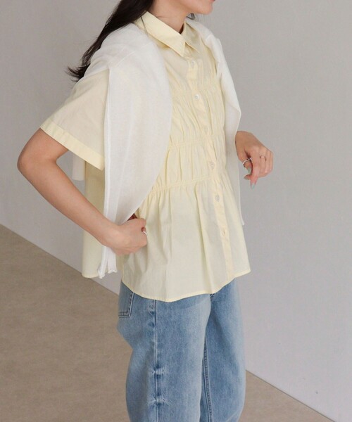 fredy emue（フレディエミュ）の「シャーリング半袖シャツ（シャツ/ブラウス・レディース・ネイビー/ブルー系その他/イエロー/ベージュ系その他/オフホワイト・38）」の20枚目の写真