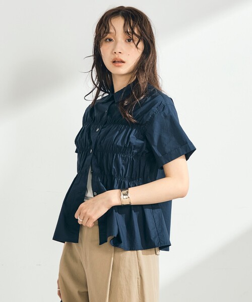 fredy emue(フレディエミュ)の「シャーリング半袖シャツ(シャツ/ブラウス・レディース・ネイビー/ブルー系その他/イエロー/ベージュ系その他/オフホワイト・38)」の20枚目の写真